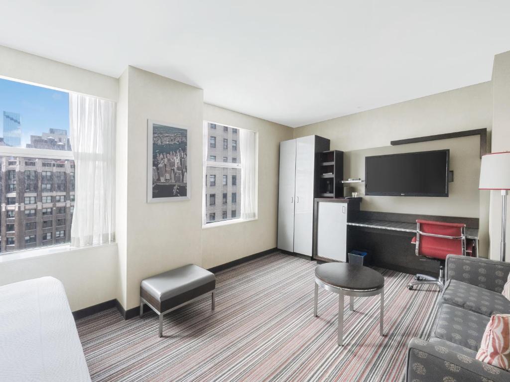 The Herald by LuxUrban - King Deluxe Suite With Parade View - Non-Smoking
