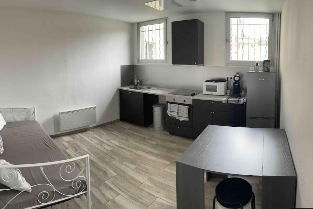 a small kitchen with a table in a room at Logement 3 personnes. in Vitry-le-François