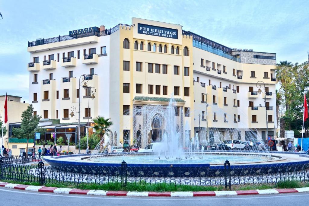 une grande fontaine devant un bâtiment dans l'établissement Fes Heritage Boutique luxury Hotel, à Fès