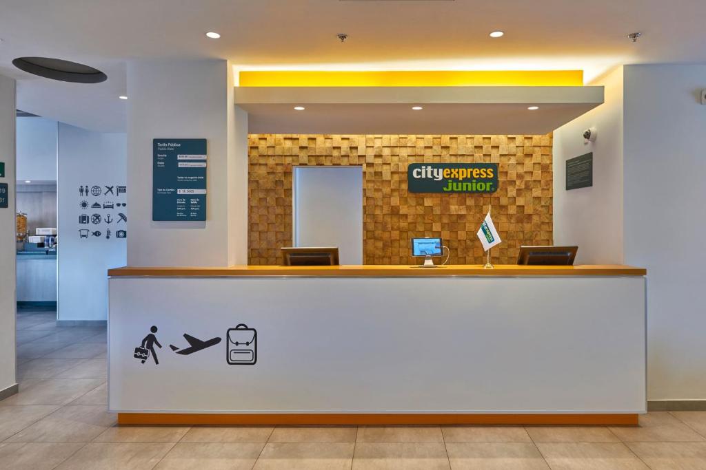 a lobby of a hospital with a reception counter at City Express Junior by Marriott Tuxtepec in San Juan Bautista Tuxtepec