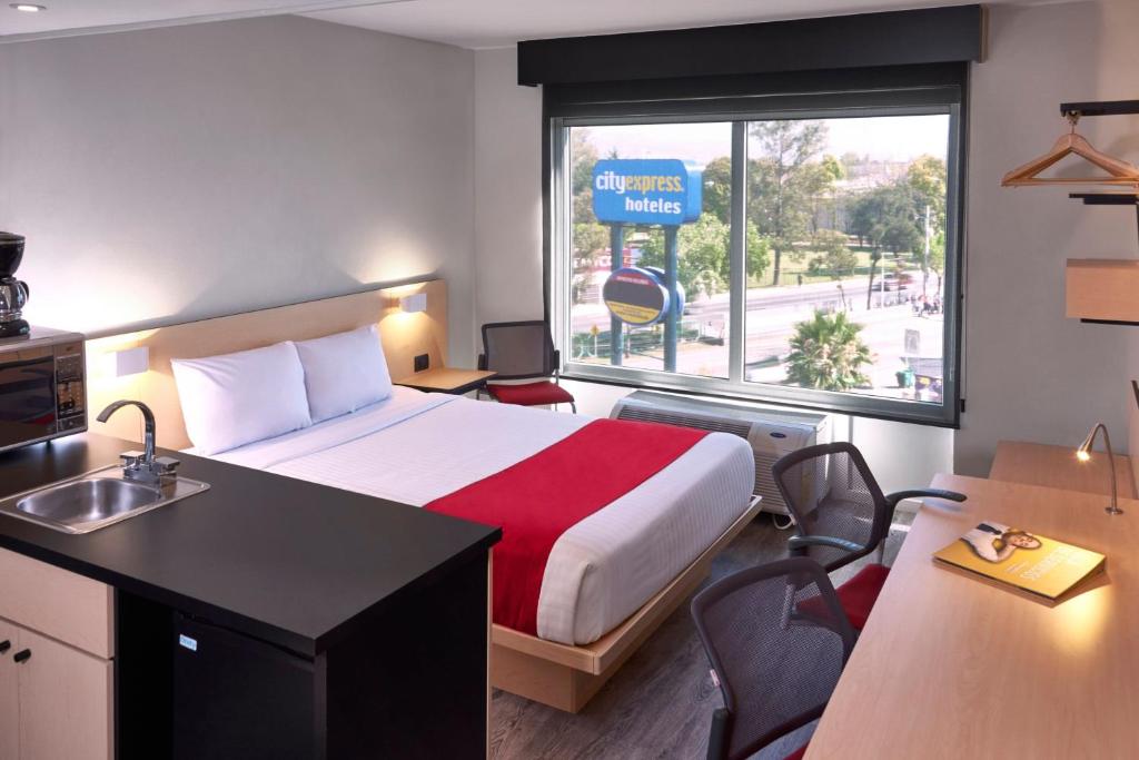 Postel nebo postele na pokoji v ubytování City Express by Marriott Leon