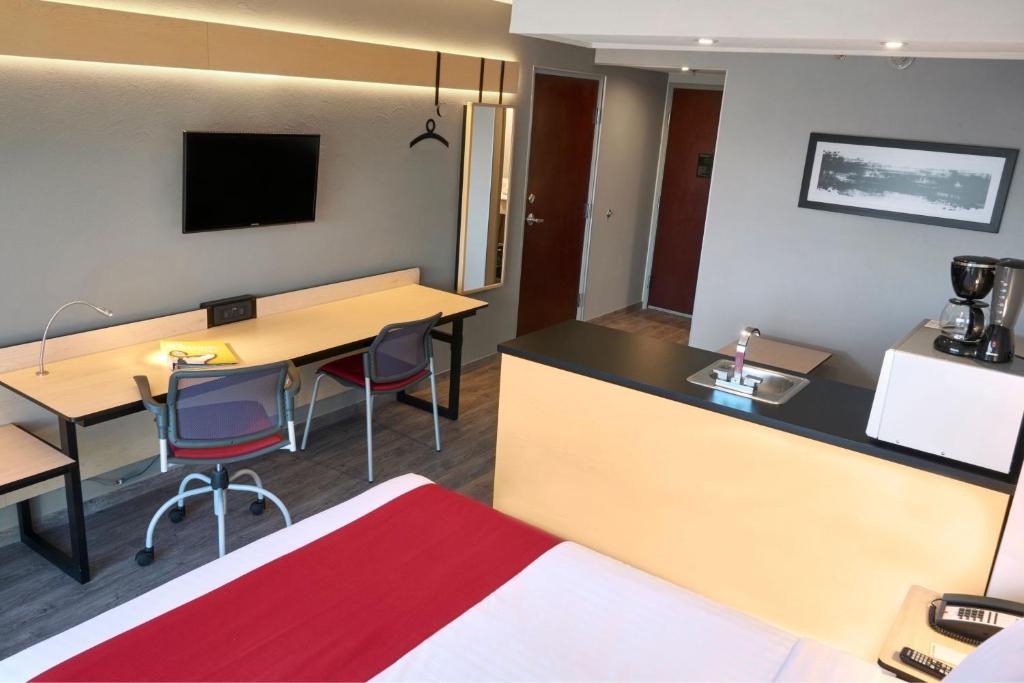TV a/nebo společenská místnost v ubytování City Express by Marriott Leon