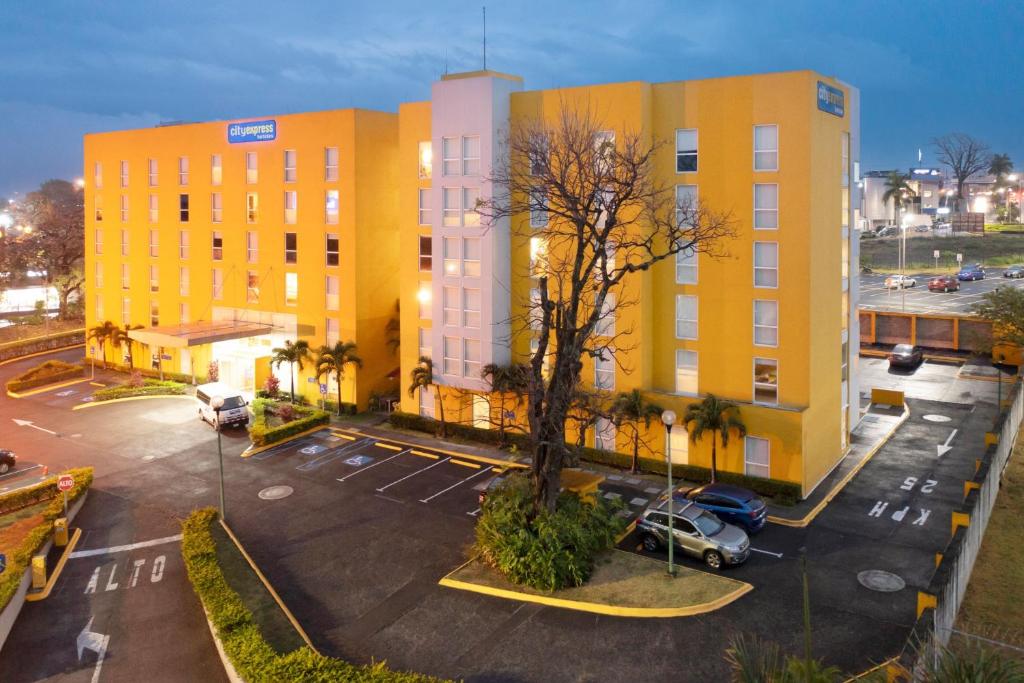 una vista aérea de un aparcamiento frente a un edificio en City Express by Marriott San José Costa Rica, en San José