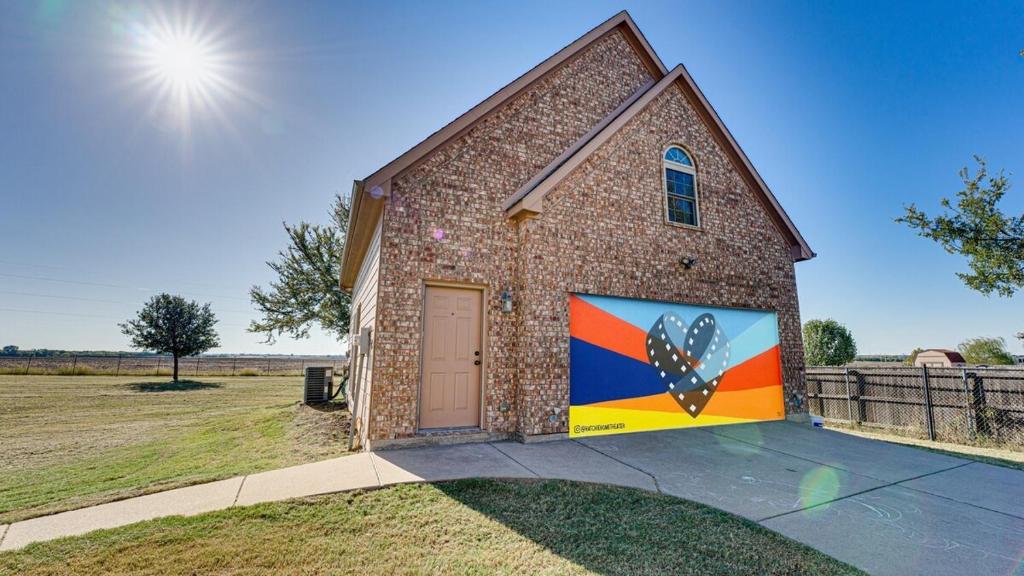 eine Kirche mit einem Wandbild auf der Seite in der Unterkunft Private Guesthouse with Deluxe Home Theater home in Waxahachie