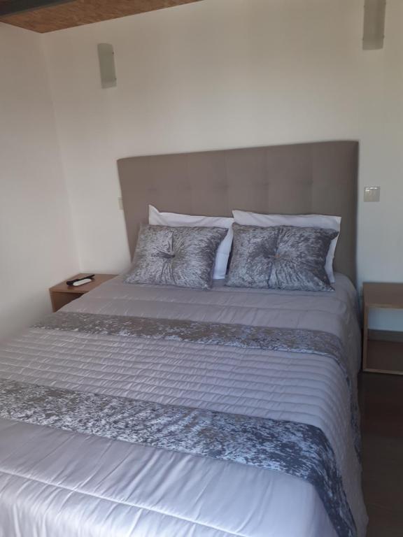 ein Schlafzimmer mit einem großen weißen Bett mit zwei Kissen in der Unterkunft Casa dos Mirandas in Vieira do Minho