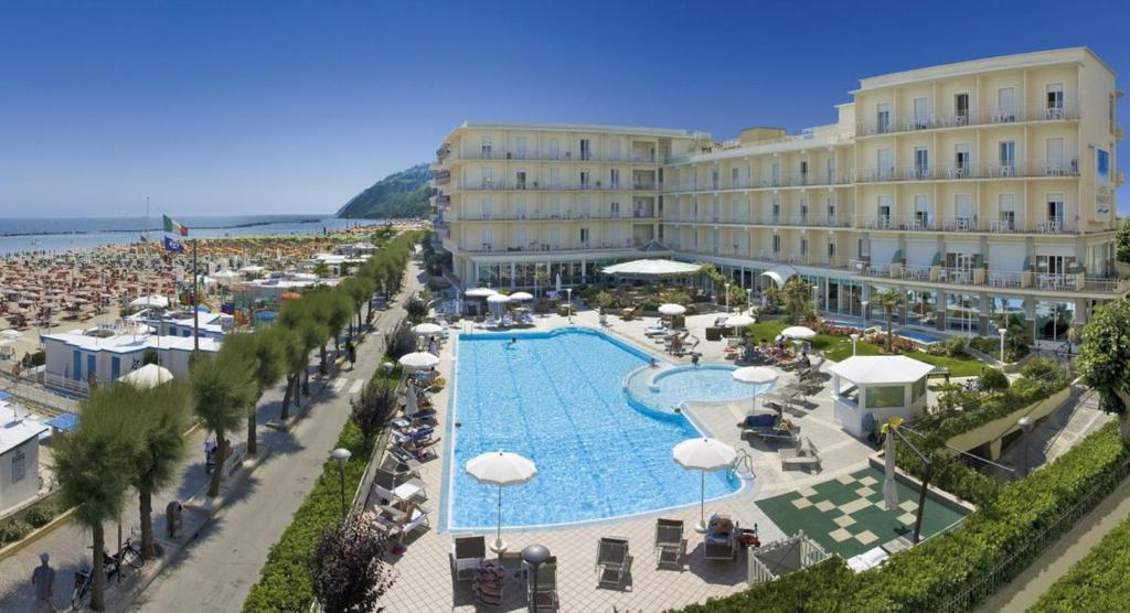 Bazén v ubytování Hotel Miramare nebo v jeho okolí