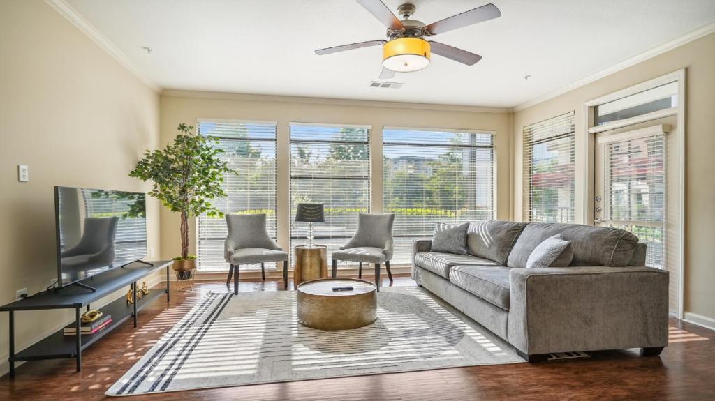 ein Wohnzimmer mit einem Sofa und einem Flachbild-TV in der Unterkunft Ponce City Market 2 bdrm in Atlanta