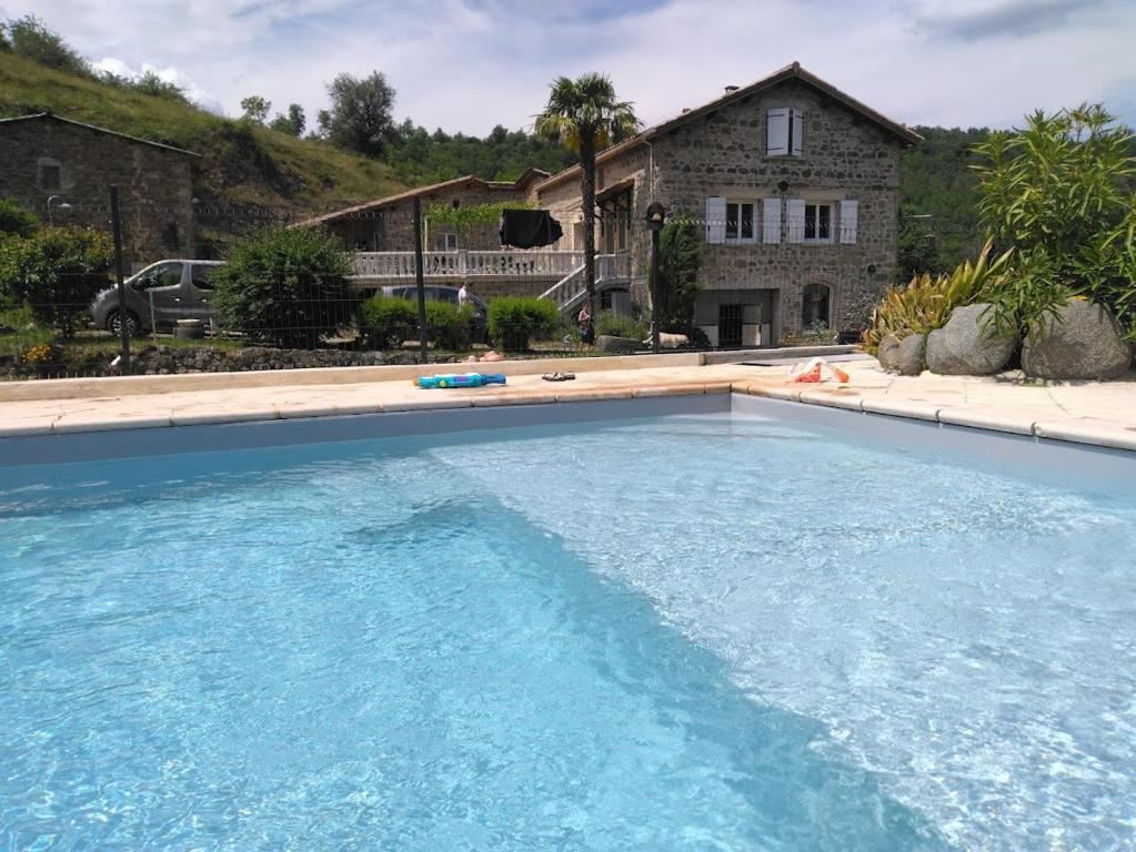 una gran piscina frente a una casa en Domaine de Minodier - Gite 6 pers. (Chez Maryline), en Ardoix