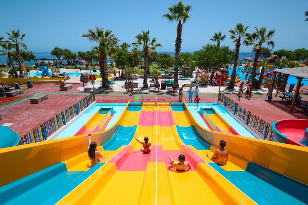 una piscina en un parque acuático con gente jugando en ella en La Casa Azul - next to the sea!, en Torrenueva