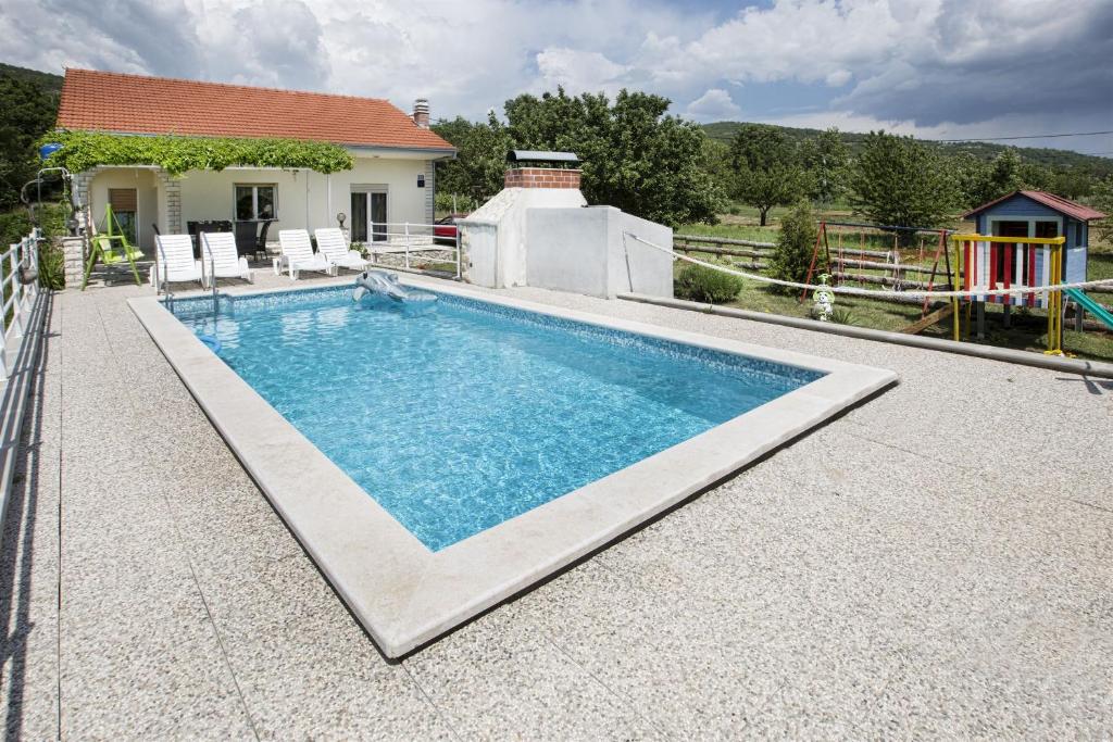 - une piscine au-dessus d'une maison dans l'établissement House Stjepan, à Krušvar