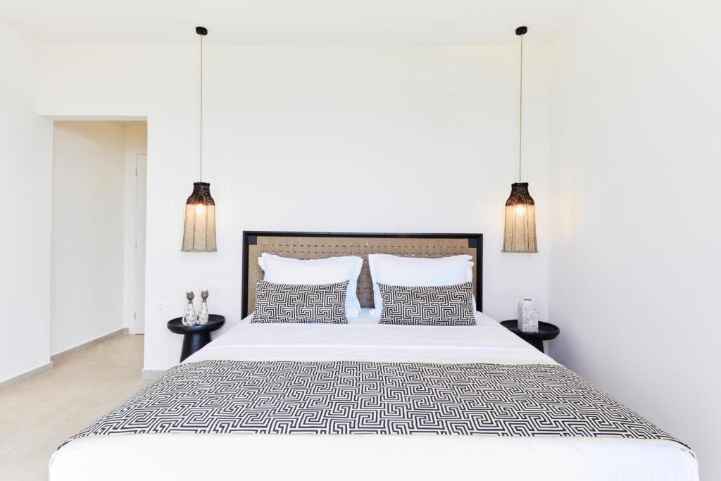 Postel nebo postele na pokoji v ubytování Skiathos Ammos Luxury Apartments