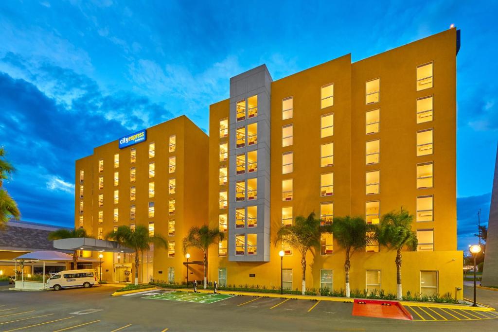 a rendering of a hotel in a parking lot at City Express by Marriott Queretaro Jurica in Quer&eacute;taro