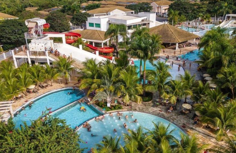 einen Luftblick auf einen Pool in einem Resort in der Unterkunft Lacqua Diroma - parque 24H in Caldas Novas