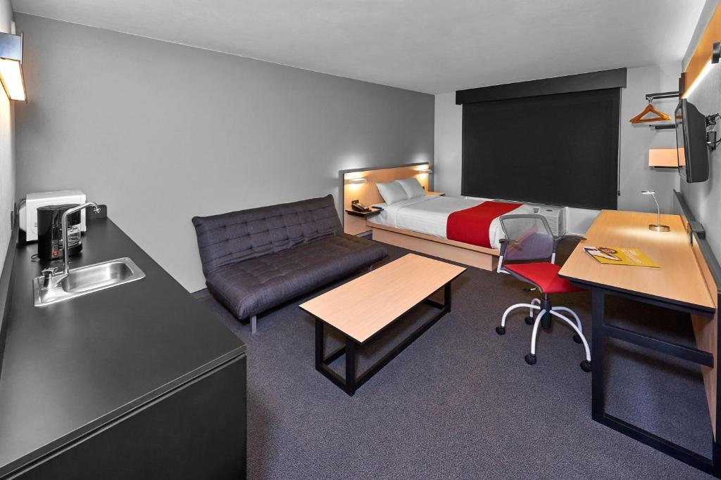 City Express by Marriott Toluca - Sala De Reina Superior Con Cama Con Sofá