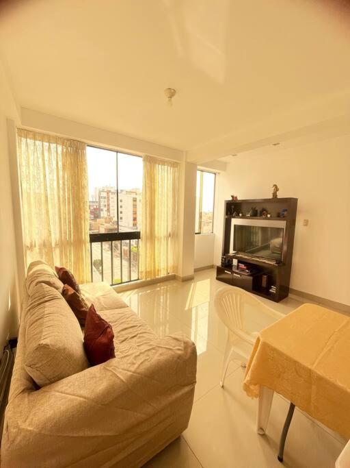sala de estar con sofá y TV en Apartamento privado pueblo libre, en Lima