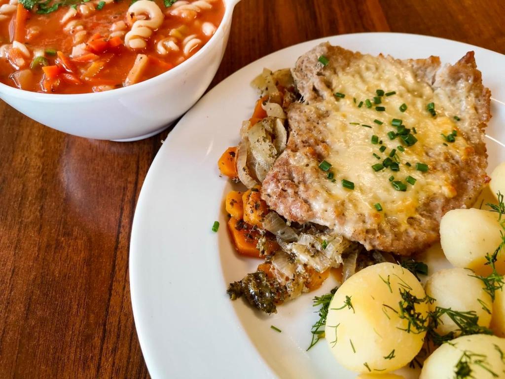 Jedlo v ubytovaní bed & breakfast alebo blízkom okolí