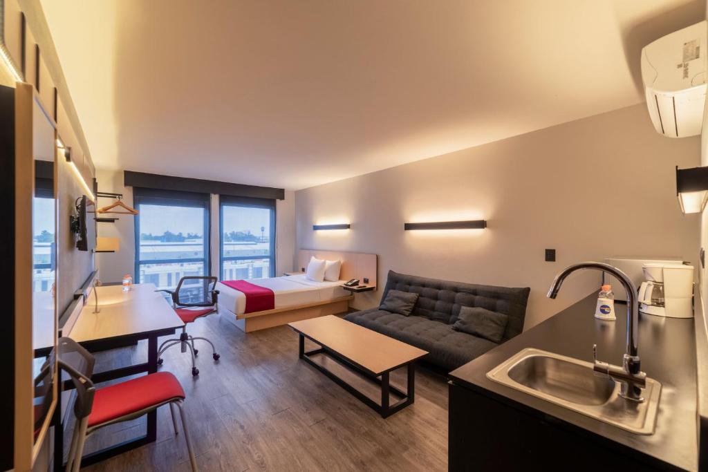 City Express Plus by Marriott Guadalajara Palomar - Superior Queen Room With Sofa Bed