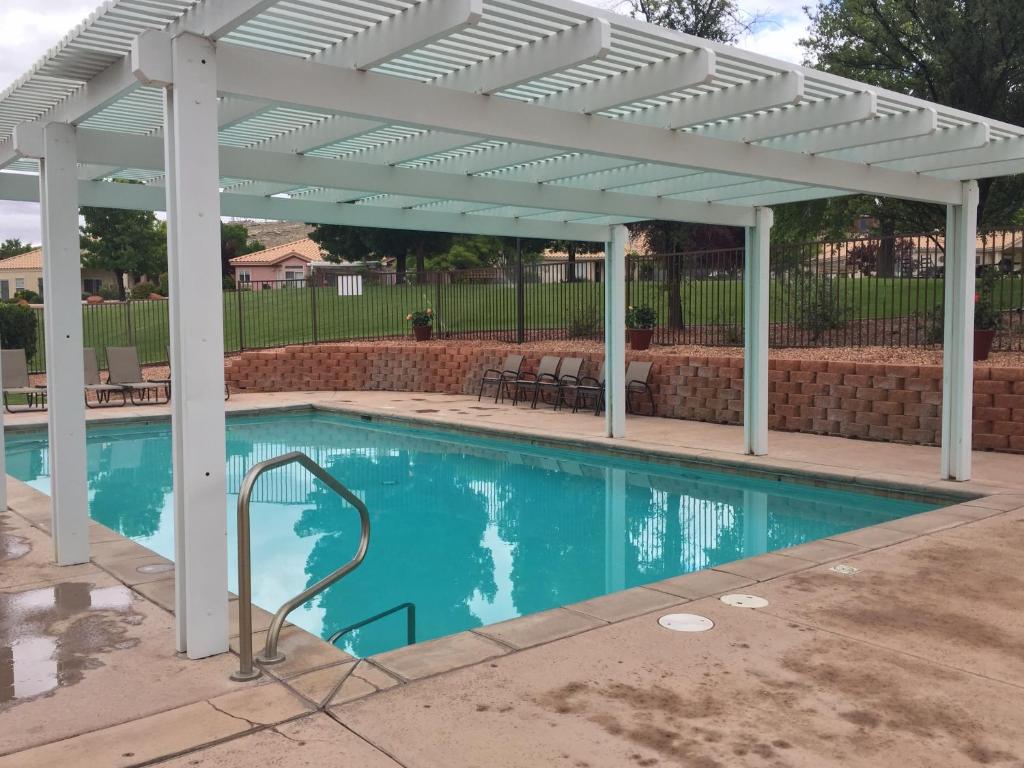 una pérgola blanca sobre una piscina en Multi Resorts at Villas at Southgate en St. George