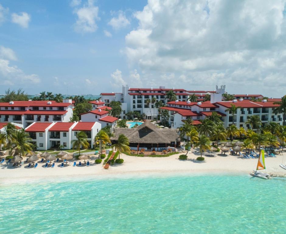 - Vistas al complejo desde el agua en The Royal Cancun All Villas Resort, en Cancún