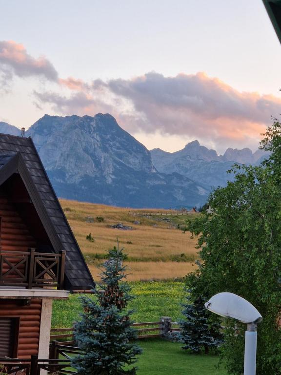 una cabina con vista sulla catena montuosa. di Mountain Haven Deluxe a Žabljak
