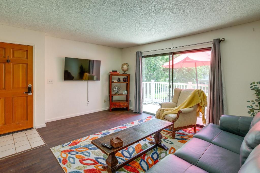 A seating area at Pet-Friendly Santa Maria Condo with Balcony!