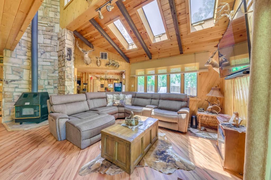 Χώρος καθιστικού στο Deck and Hot Tub Bear Country Cabin in Ruidoso