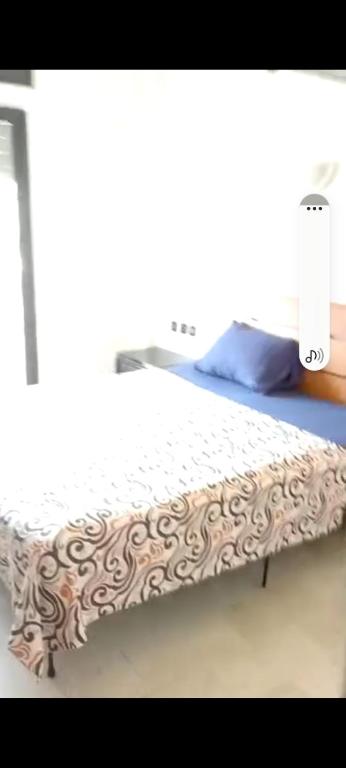 ein Bett in einem Zimmer schließen in der Unterkunft Rachidine residence in Safi