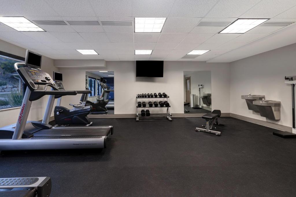 Fitness centrum a/nebo fitness zařízení v ubytování Holiday Inn Express Hotel & Suites Moab by IHG