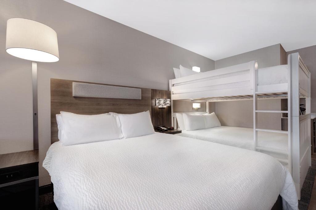 Postel nebo postele na pokoji v ubytování Holiday Inn Express Hotel & Suites Moab by IHG