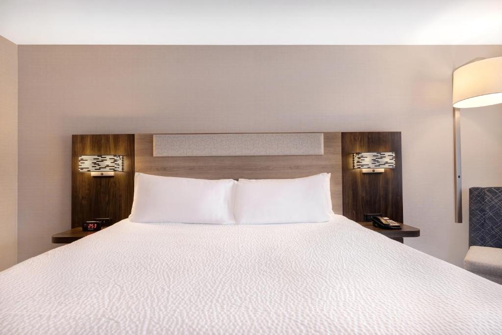 Postel nebo postele na pokoji v ubytování Holiday Inn Express Hotel & Suites Moab by IHG