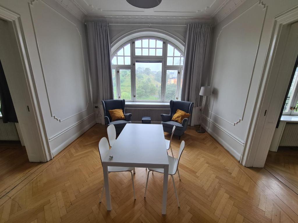 d'un salon avec une table, des chaises et une fenêtre. dans l'établissement Home Inn SVG108, à Stockholm