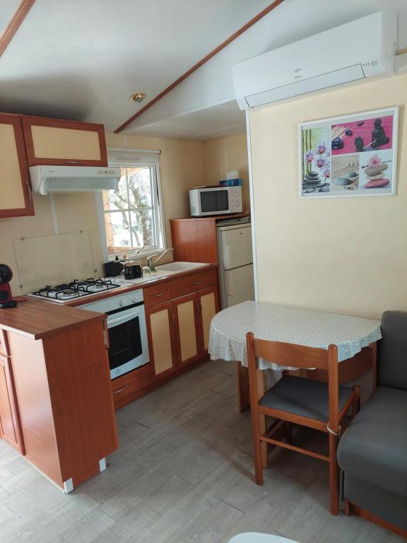 Kuchyň nebo kuchyňský kout v ubytování Mobile home camping Ardèche