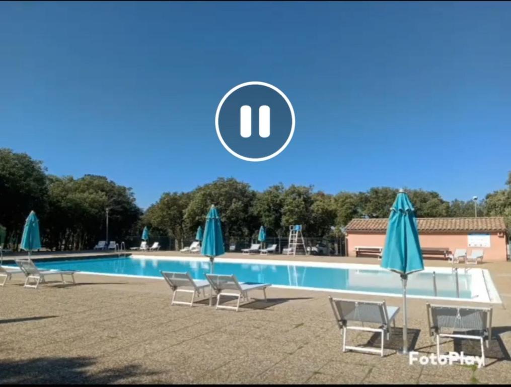 Bazén v ubytování Mobile home camping Ardèche nebo v jeho okolí