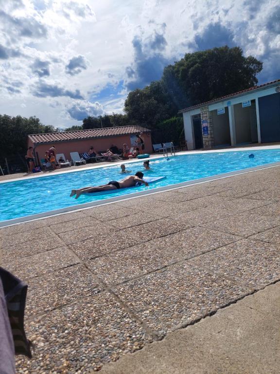 Bazén v ubytování Mobile home camping Ardèche nebo v jeho okolí