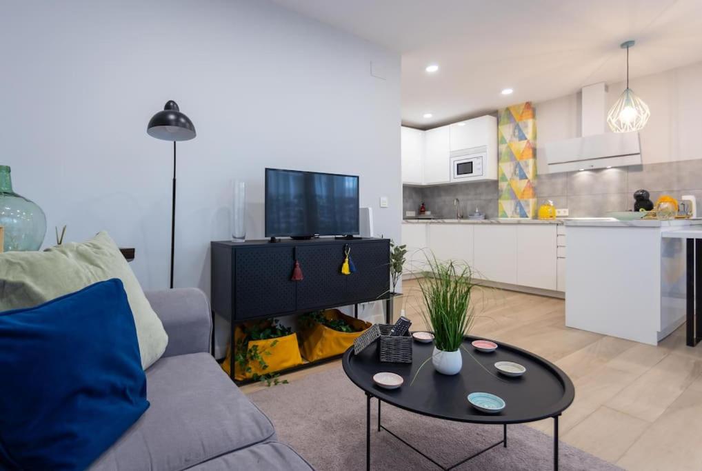 a living room with a couch and a table at Apartamento tranquilo y céntrico en Santander in Santander