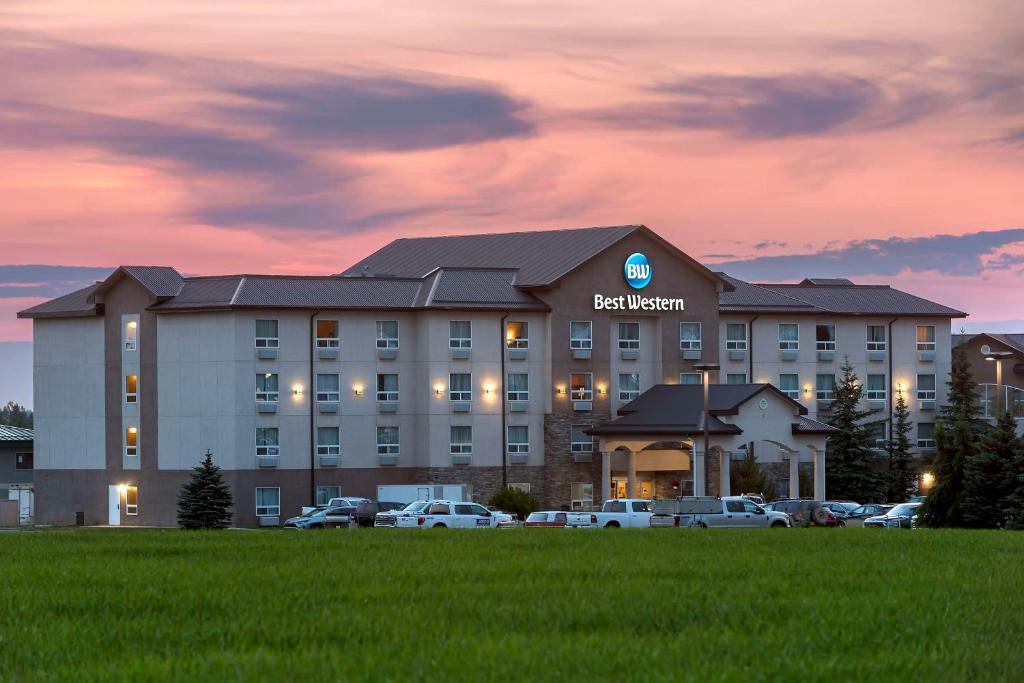 een hotel met auto's voor het hotel bij Best Western Rocky Mountain House in Rocky Mountain House