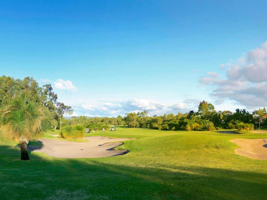 un campo de golf con una palmera en un verde en The Sebel Swan Valley the Vines en The Vines