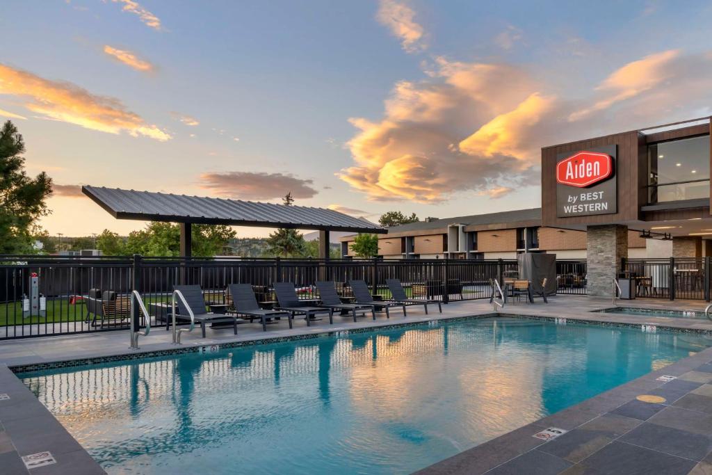una piscina con sedie e un edificio di Aiden by Best Western Flagstaff a Flagstaff