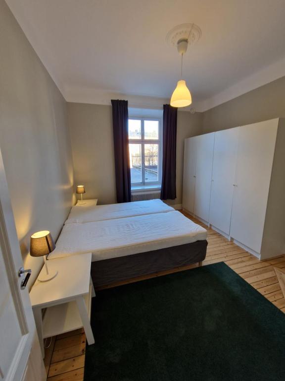 Un dormitorio con una cama grande y una ventana en Home Inn UPG76, en Estocolmo