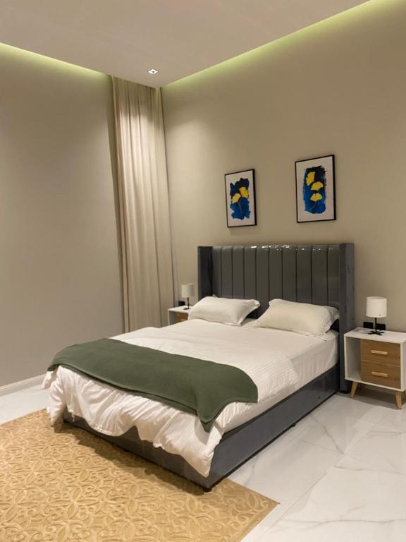 STAY Villa في الرياض: غرفة نوم بسرير كبير وموقف ليلتين