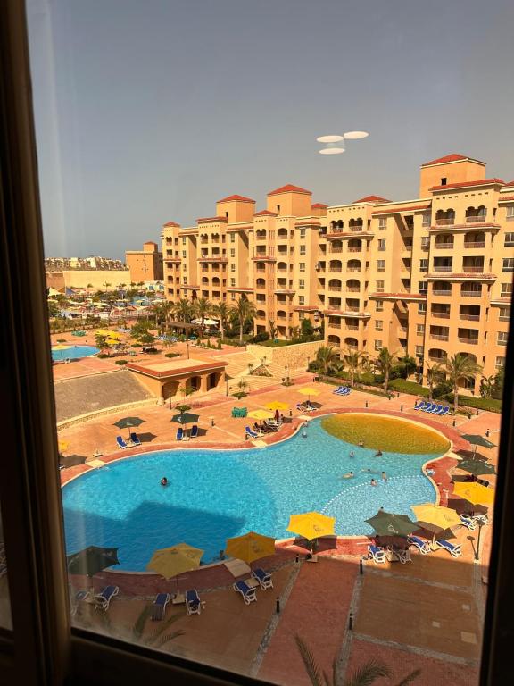 a view of a resort with a large swimming pool at قريه اكوا فيو الساحل الشمالي in El Alamein