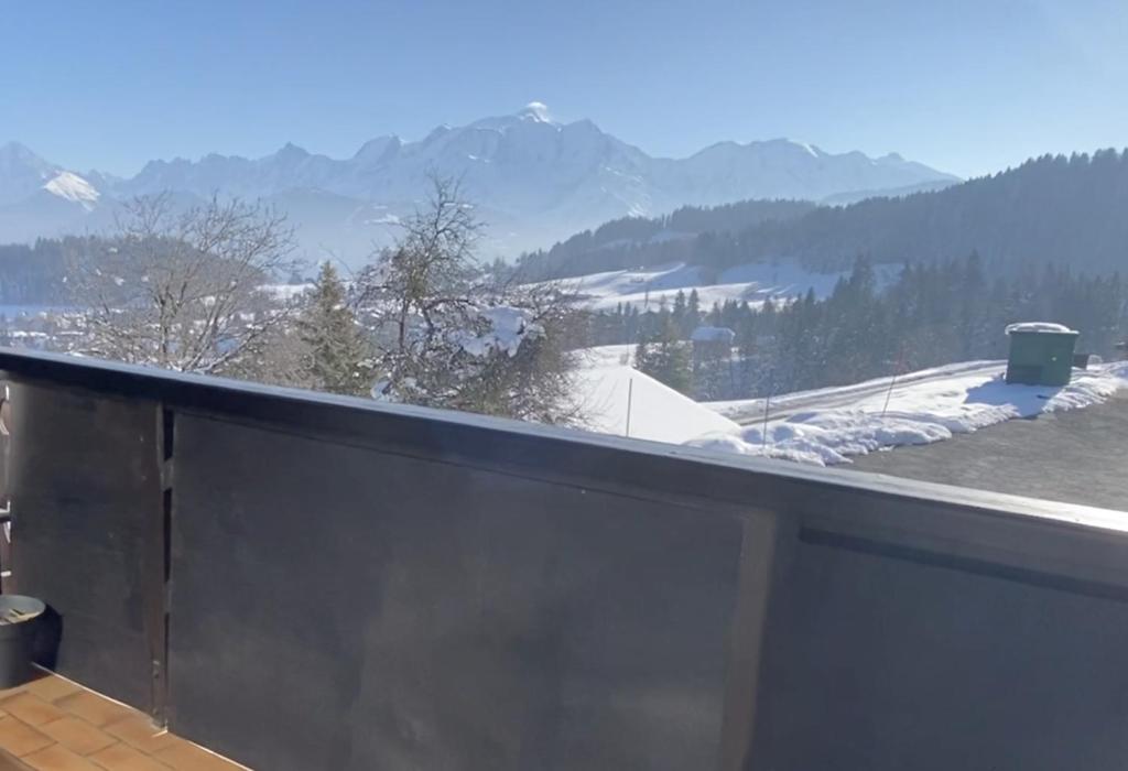 a balcony with a view of a snow covered mountain at Studio lumineux avec vue sur le Mont Blanc in Cordon