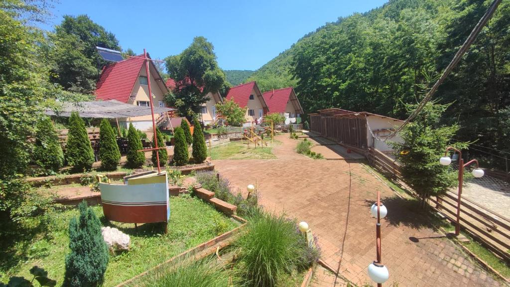 una vista aerea di un cortile con una casa di Etno selo "Vile Jefimija" a Vranje