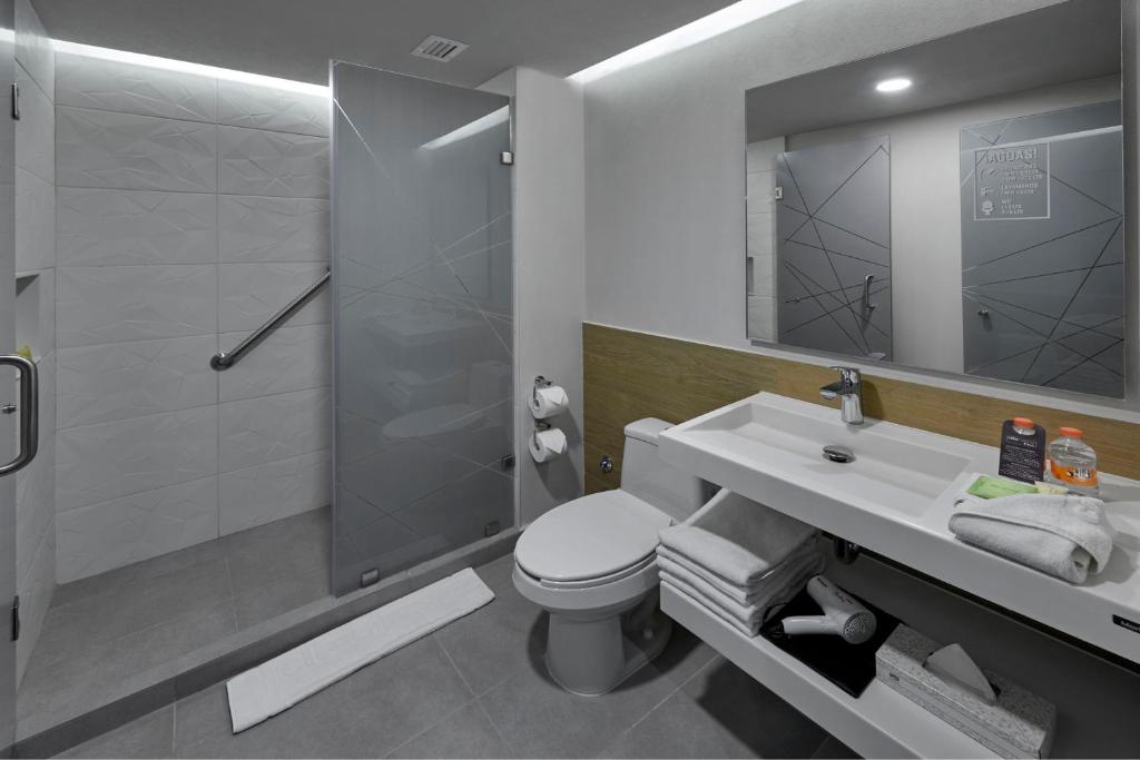 Koupelna v ubytování City Express Plus by Marriott Merida