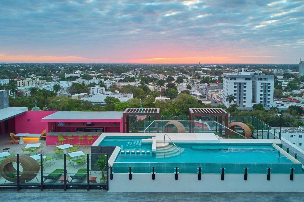 Bazén v ubytování City Express Plus by Marriott Merida nebo v jeho okolí