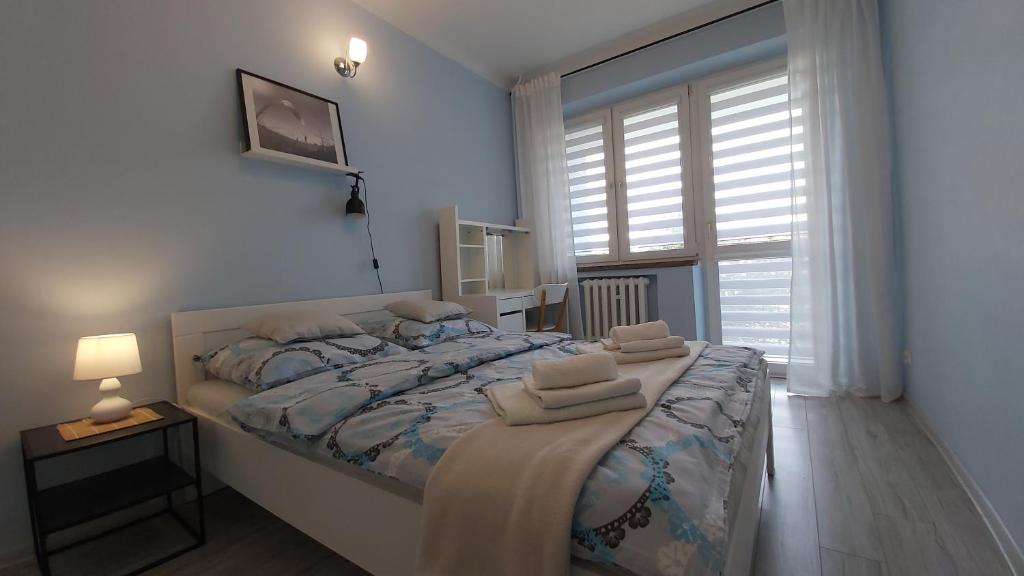 Posteľ alebo postele v izbe v ubytovaní Apartament w Centrum