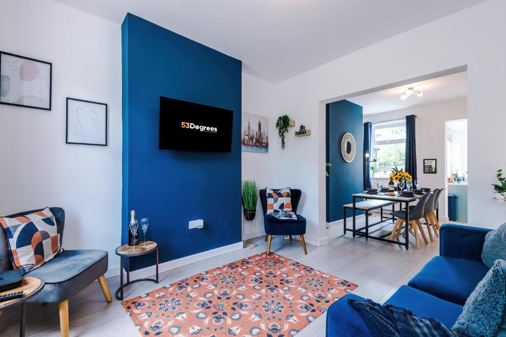 sala de estar con pared de acento azul en Spacious 3-bed home in Nantwich by 53 Degrees Property - Amazing location, Ideal for Groups - Sleeps 6 en Nantwich