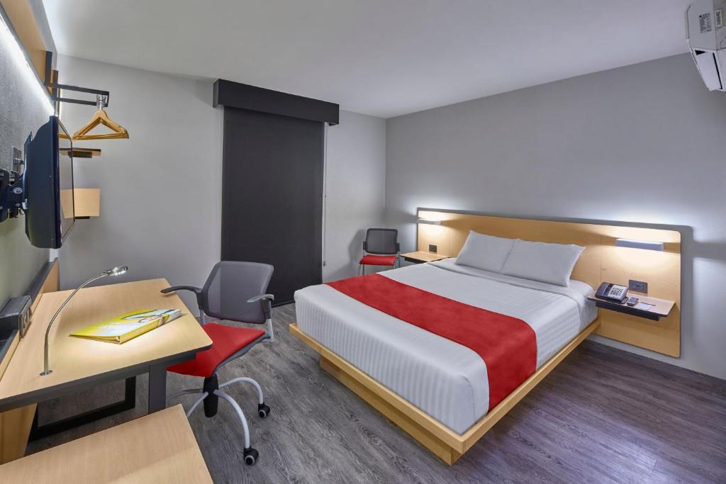 Postel nebo postele na pokoji v ubytování City Express by Marriott Queretaro