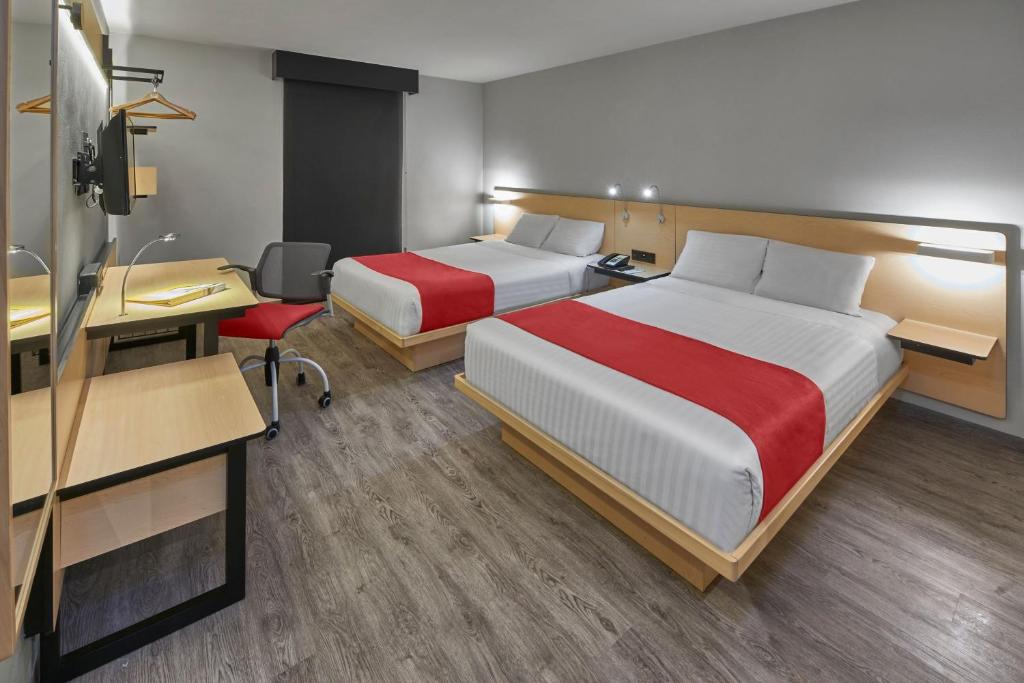 Postel nebo postele na pokoji v ubytování City Express by Marriott Queretaro