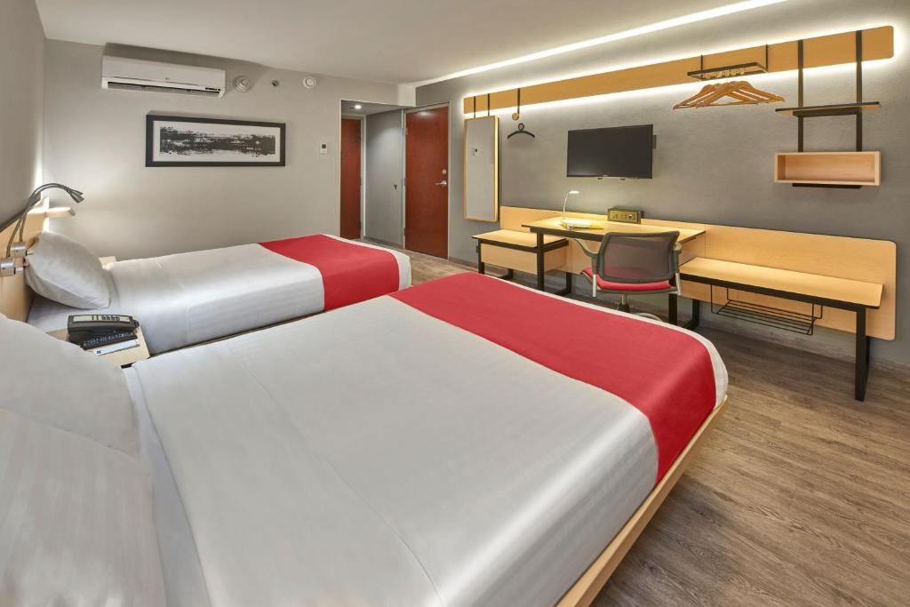 Postel nebo postele na pokoji v ubytování City Express by Marriott Queretaro